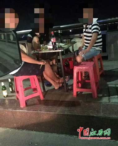 自带桌椅八一大桥上吃夜宵 南昌四男子煞风景