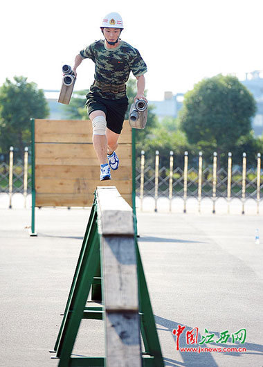 南昌消防员通宵扑火累倒 战斗服在路面留下印