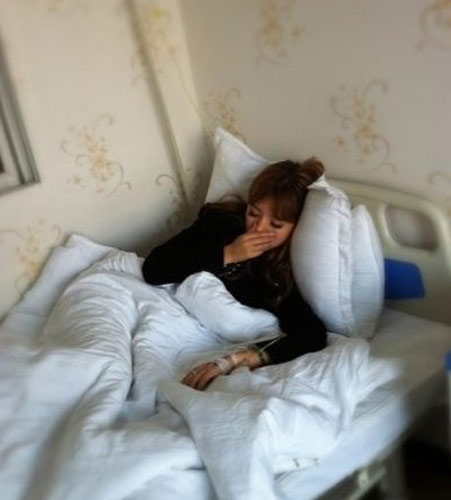 打吊瓶女生手背图片_打吊瓶的图片女手_医院打吊瓶 ...