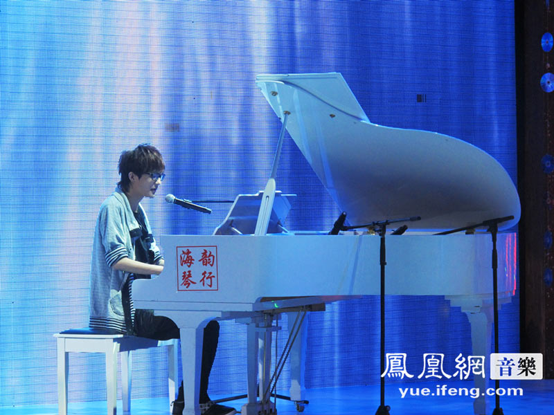 许嵩天天向上即兴创作 歌迷坐轮椅到场力挺偶