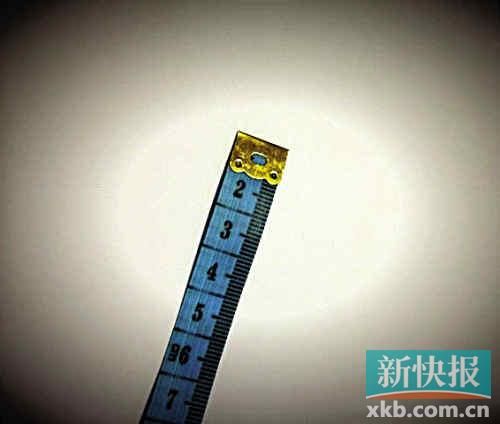 陈小春微博上载一张圆蛋图，更用软尺量度大小。