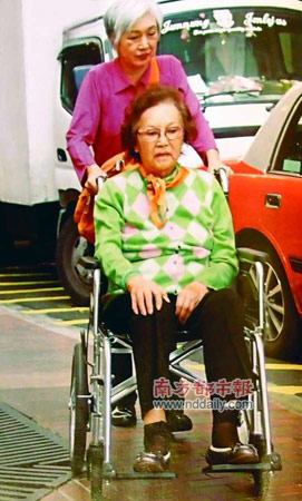 82岁李香琴坐轮椅出行 跌倒3次后请5人护理(图) _娱乐频道_凤凰网