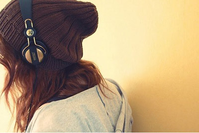 一个女孩闭着眼睛捂着耳朵看图猜成语(2)