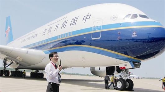 组图:世界最大客机空客a380首降武汉