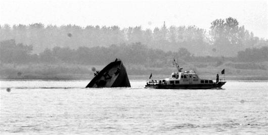 9月1日上午8时20分许，位于沌口水道滚装码头对开处附近，一艘采沙船在江心盗采沙石时船体断裂，沉入江中，只有船首部分露出水面。船上4人，三人获救一人失踪，目前海事部门正在搜寻失踪者。