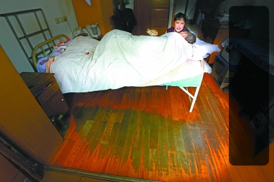 14年来，陈萍蹲在病床前呵护她的植物人丈夫。每天围着病床转，床边的地板都磨出了槽。