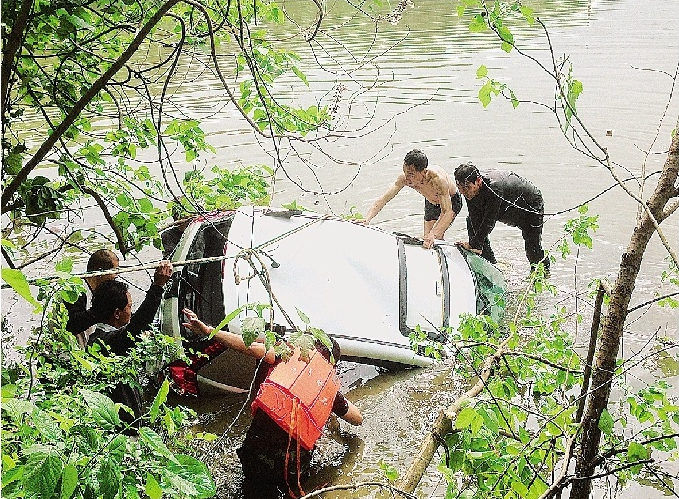 小轿车失控冲入池塘两人遇难 四过路司机潜水救人