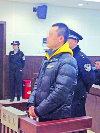 卖肾组织人“林哥”，真名梁小秦在法庭上受审。