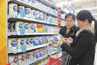 2013年4月12日，海南海口，两位女士在一家超市挑选进口奶粉。