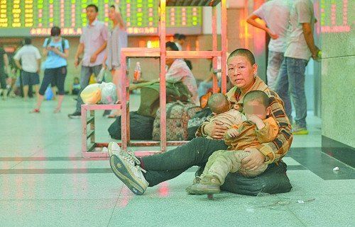 郑州街头现“饥饿娃娃” 半岁体重仅五斤(图)