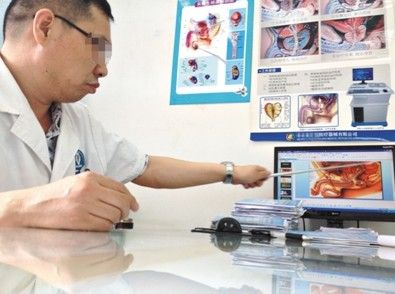 6月21日，北京京坛医院，宋医生指着男性泌尿系统结构图，给体验记者“上课”。他查出记者感染霉菌和性病。