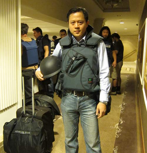凤凰卫视记者蒋晓峰被押送到那霸神态镇定