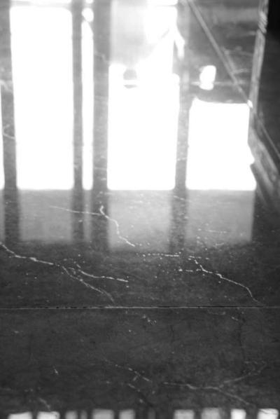 南安市民2万买瓷砖 入住1个月出现白色斑点