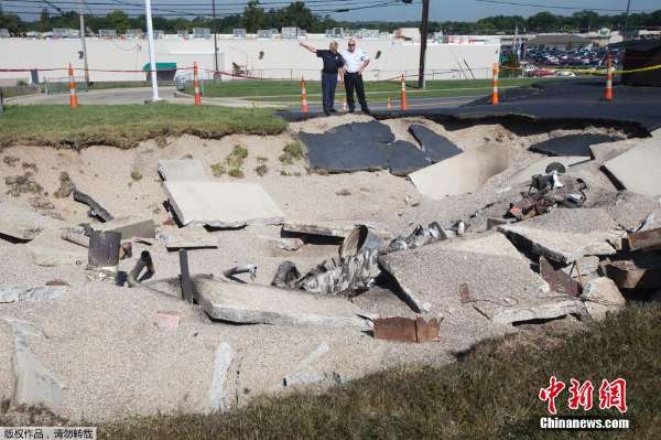 美国一加油站因雷电引发爆炸 地面碎裂变巨坑(组图)