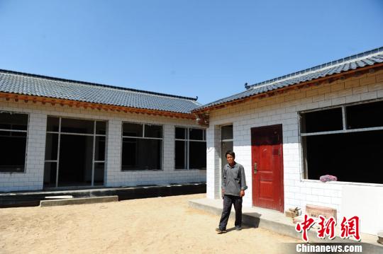 甘肃五旬农民感受"最简单的幸福"(图)