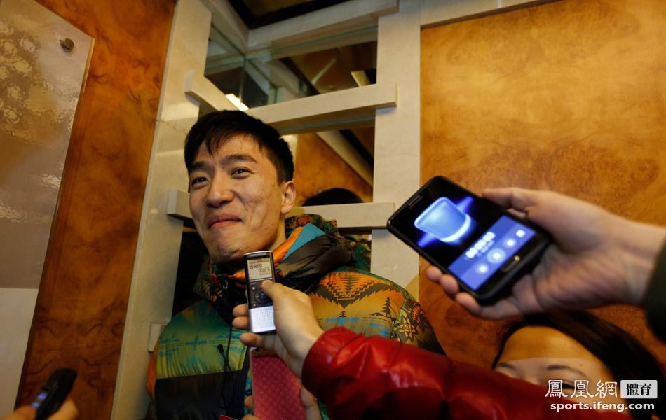 2014年3月3日，北京，2014两会，刘翔现身媒体蜂拥致电梯停运，遭追赶刘委员一脸囧态。