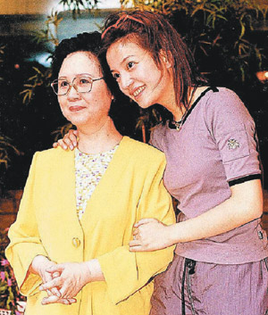 75岁琼瑶近照曝光+戴红丝巾面容粉嫩