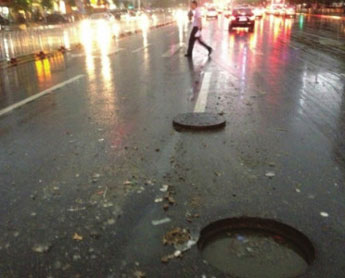进展：长沙开福区和芙蓉区两区暴雨中丢44个井盖