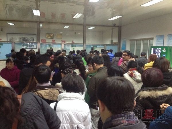 1月2日下午5点，赤岗冲IC卡中心里挤满了人，队伍长得都排到了门外。图 记者李鹏