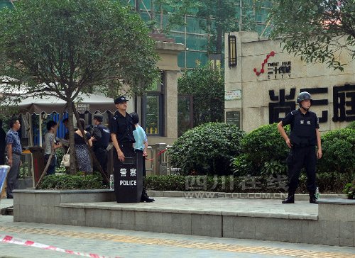 7月31日，成都成华区，二十四城二期17栋，14点左右发生警匪枪战。目前，两名嫌犯已落网，一人在逃。