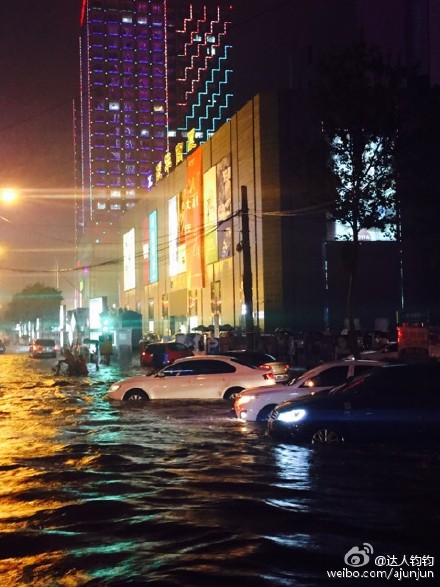 济南又见特大暴雨 暴雨天开车该注意什么?