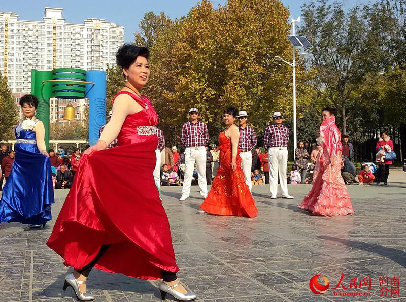 广场舞大妈爱上时尚走秀穿古装变身七仙女