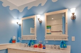 是谁说蓝色就代表忧伤？无论是淡蓝，还是深蓝，这几款蓝白配色的浴室可高大上，可小清新。置身其中，仿佛翱翔天际，又像是在海洋里畅泳。蓝色充满了未知性，再加上各种有趣的配饰，就能为孩子浴室的风格创造无限可能性。激发孩子想象力，就在颜色上做些改变，玩出大不同！