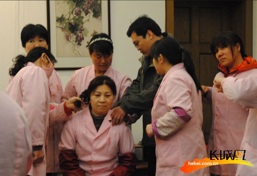 保定爱心敬老协会携手志愿者为养老院护工送健