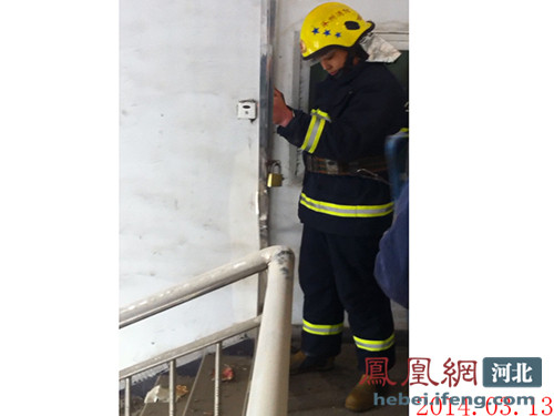 铁门封堵生命通道无人担责 保定消防依法拆除