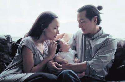 吴彦祖拍慈善月历 一家三口显温馨(图)