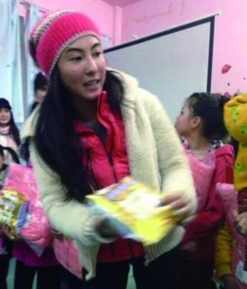 张柏芝山区送爱心 穿着休闲双脸冻红(图)