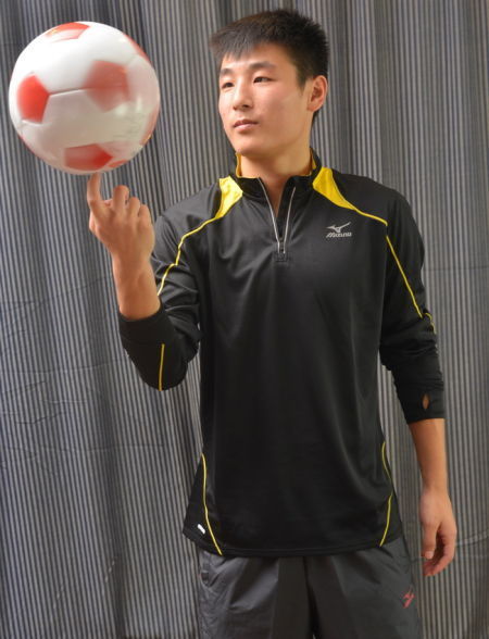 采访中武磊向记者秀他的指上足球技巧。