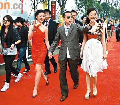 杨受成携白冰(右一), 刘亦菲一同出席活动