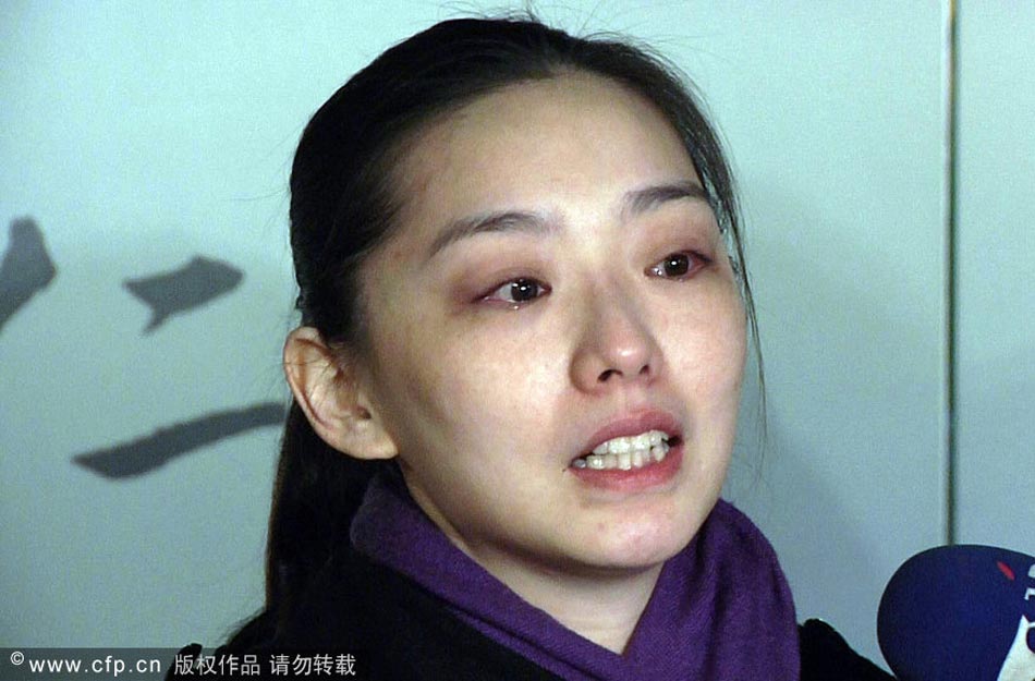 1月25日，台北，戎祥出殡到台北慈恩园，家人抱遗像现身，法师领路。图为戎祥妻子赖芊合泣不成声。