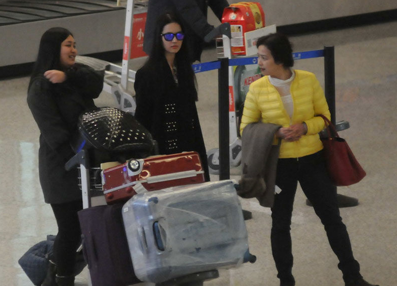 刘亦菲携<em>妈妈</em>现身机场似<em>姐妹</em>