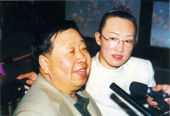 马季逝世7周年 南京相声演员夫妻怀念师爷_江苏频道_凤凰网