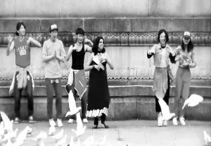 小黄人主题曲南京版火爆网络 竟是老外拍摄制