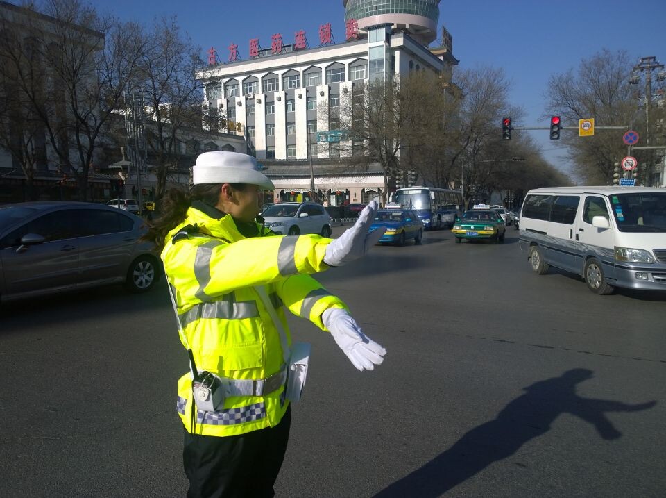 银川交警换装新式反光执勤服