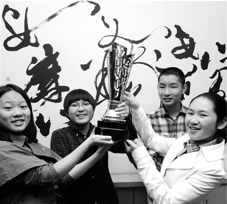 中国汉字听写大会总决赛冠军父母开书店 强项