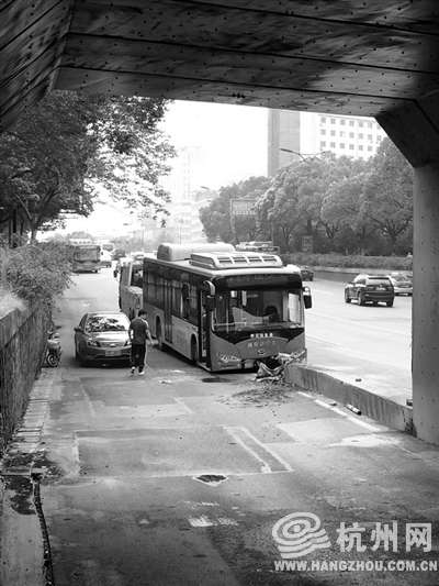 艮山西路公交车撞上桥洞保护墩 有乘客被甩出