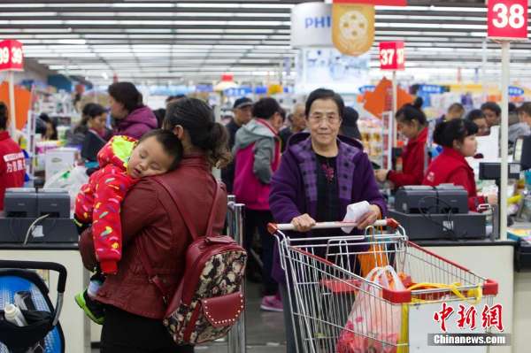 太原超市双十一促销 拥挤场面宛如春运