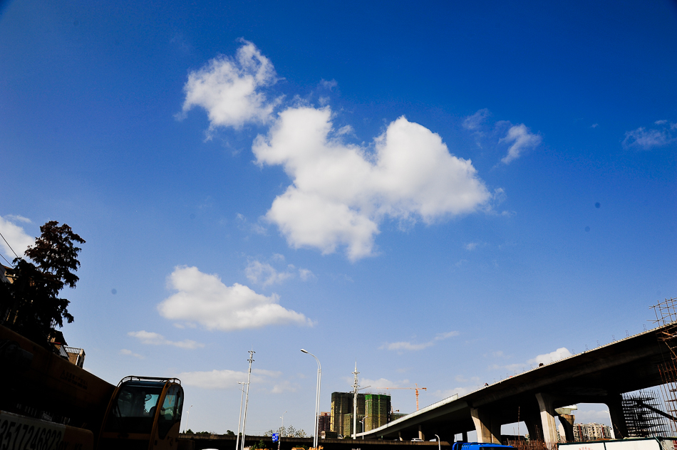 武汉碧空如洗，白云蓝天。图为蓝天映衬下的立交桥。