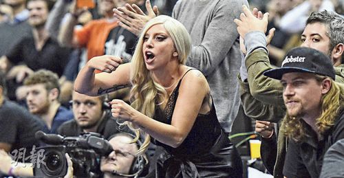 Lady Gaga穿睡裙看NBA赛 全程手舞足蹈