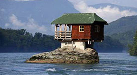 石头上的“金鸡独立”房