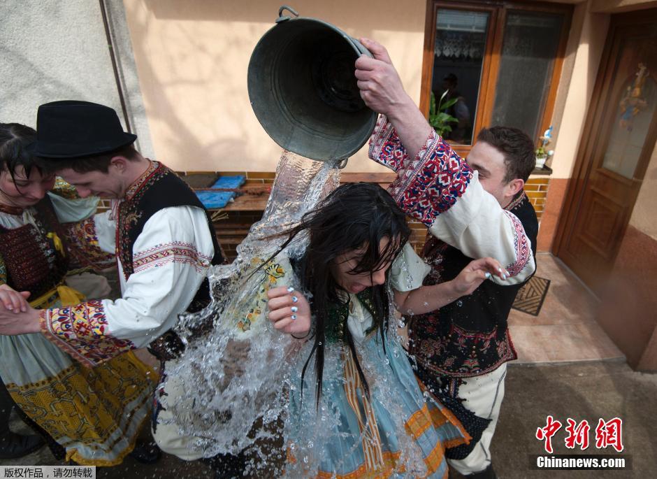 斯洛伐克美女遭"湿身"庆祝复活节