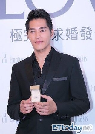 蓝正龙称理想婚礼不邀媒体 被指仿效大s