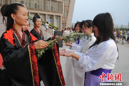 图为兰汤祓禊.阿琳娜摄(图片来源:中新网)