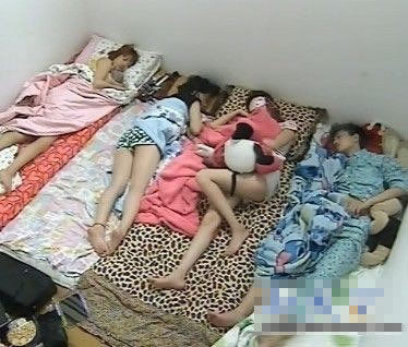 组图:女汉子的宿舍真吓人!-中国学网-中国IT综合