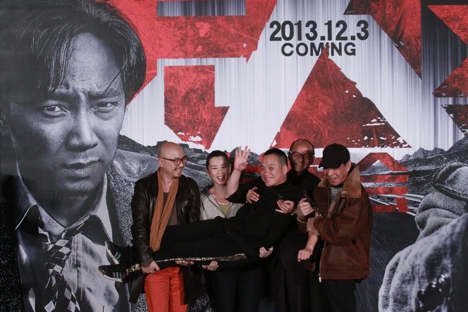 凤凰网娱乐讯 11月22日，宁浩导演电影《无人区》在京举办终极预告片发布会。众位主创抱起导演宁浩，气氛欢乐。图为众人抱起宁浩。