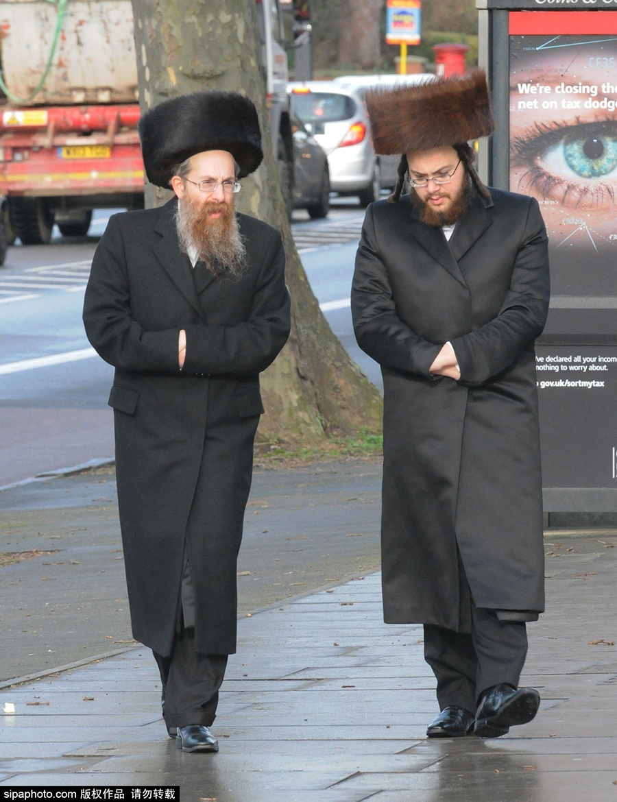 正统派犹太教徒着传统服饰现身伦敦街头 戴黑